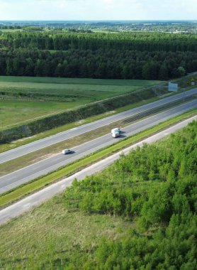 Yeşil orman ağaçları arasında işlek otoyol