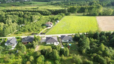 Modern banliyö evlerinin havadan görünüşü