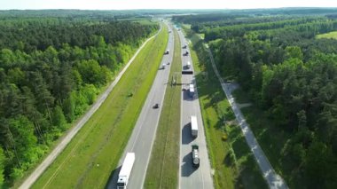 İnsansız hava aracı yeşil ormandan geçen bir otoyolun üzerinde vuruldu.