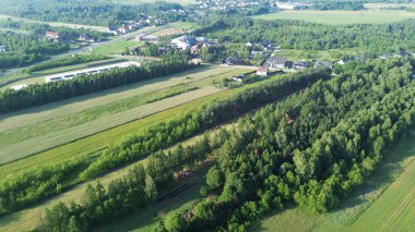 Gün batımında kırsal alanların ve ormanların havadan manzarası