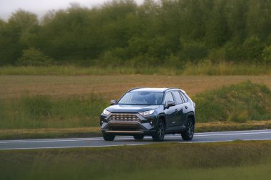 Asfalt yolda giden güvenilir aile arabası.