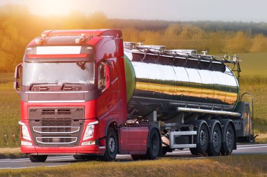 Açık arazide ilerleyen bir tanker.