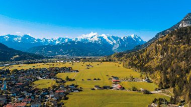 Güneşli havada Alpler yakınlarındaki geleneksel evler