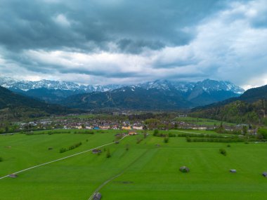 Alp dağlarının altındaki sakin bahar vadisi