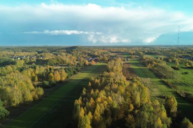 Sıcak sonbahar güneşi altında havadan tarla manzarası