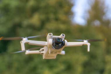 Hareketli kompakt İHA dış kamera görüntülerini yakalıyor
