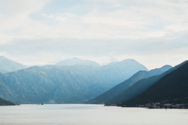 Karadağ manzaralı Kotor Körfezi bulutların altında