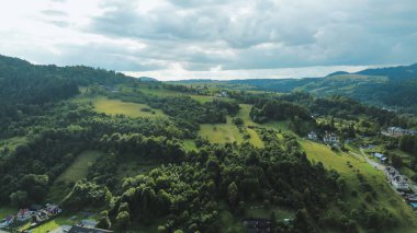 Tarlaları ve çayırları olan sakin bir dağ köyü