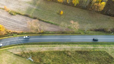 Yol ve geçen arabalarla kırsal alan