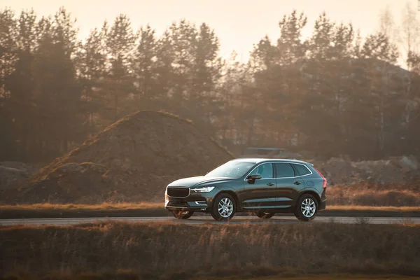 Açık yolda şık bir coupe sürücüsü