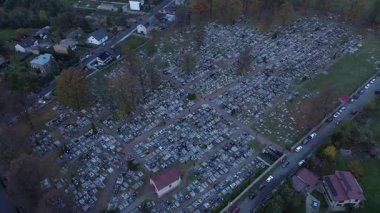 Geceleri mum ışığında Hıristiyan mezarlığının havadan görünüşü