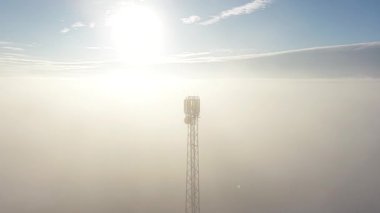 Sessiz sisli atmosferde kablosuz iletim kulesi