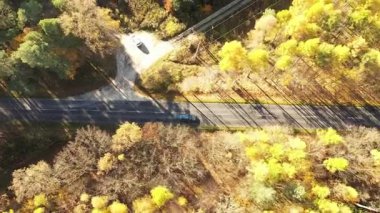 Kırsal taşıma ve manzaraya insansız hava aracı perspektifi