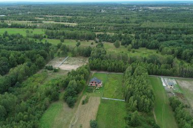 Renkli ağaçların arasında ıssız bir kulübede.