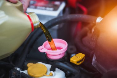 Sarı şişe araba yağı değişimi için kullanılır.