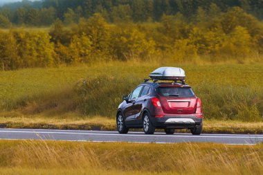 Kırsal yolda Avrupa çapraz SUV 'u sıkıştır