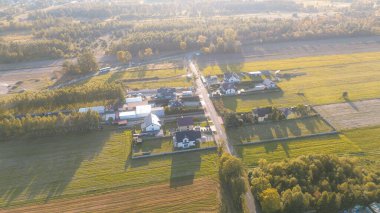 Gökyüzünden güzel sonbahar ormanları ve kırsal binalar