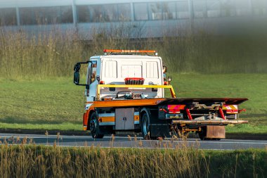 Yakıt teslimatından sonra çekici geliyor.