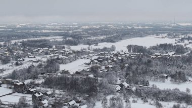 Kırsal yerleşim için soğuk mevsim hava manzarası