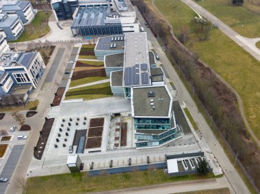 Güneş enerjisi sistemi kurulumunun hava aracı görüntüsü