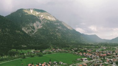 Dağ vadisi evlerinin bahar manzarası