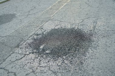 Boş yolda cesur asfalt yaması