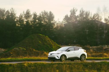 Açık havada seyahat eden fütüristik EV