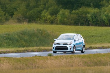 Modern şehir hatchback otomobili doğal ortamda