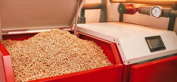 Kırmızı bir kabın içindeki ahşap topaklar ısıtma için.