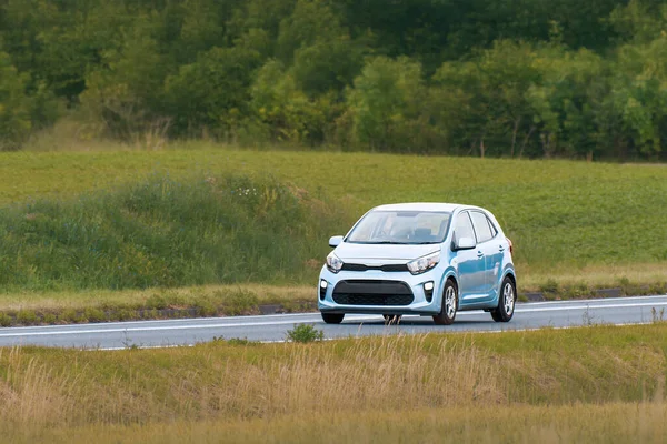 Modern şehir hatchback otomobili doğal ortamda