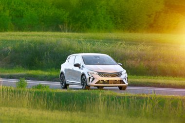 Banliyö yolunda çok yönlü hatchback araba