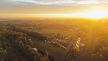 Modern yerleşim alanındaki banliyö evleri