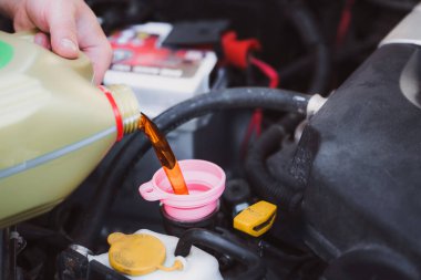 İçine taze motor yağı dökülüyor.