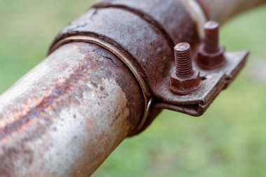 Paslanmış metal boru, yakın plan.