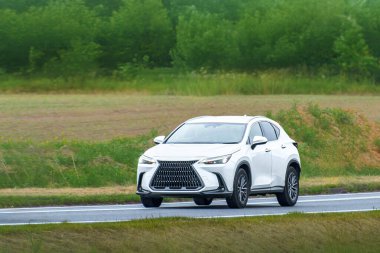 Şehir caddesinde Japon SUV yan görüntüsü