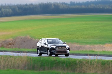 Japonya 'dan gelen güvenilir modern SUV hareket halinde.