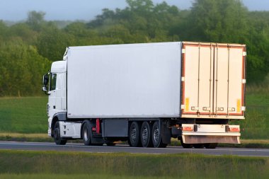 Country yolunda modern beyaz teslimat kamyonu