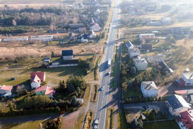 Kargo kamyonu yazın otoyolda hareket halinde.