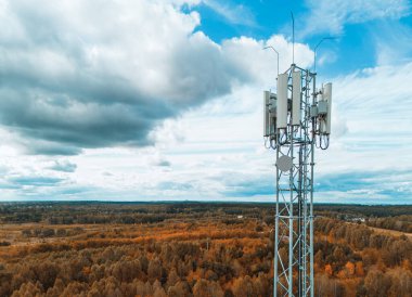 Bulutlu gökyüzü manzarasına karşı hücresel kule.