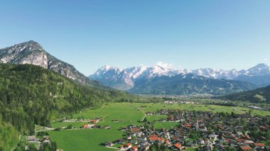 Alplerin altındaki yemyeşil köy.