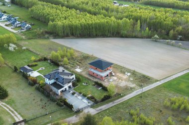 Tarımsal alanların yakınında havadan kırsal yapı