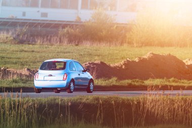 Avrupa ekonomi otomobili caddede hareket halinde