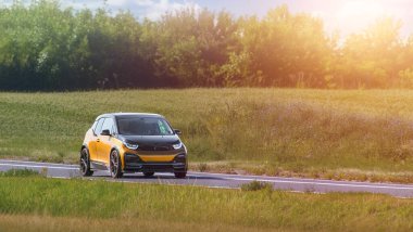 Sürdürülebilir taşıma aracı doğal arka planda seyahat ediyor