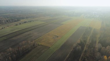 Parlak renkleri olan sonbahar kırsalları