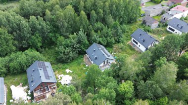 Çatısı güneş panelleri olan kırsal alanda bir ev.