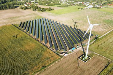 Manzarada fotovoltaik güneş panelleri ve rüzgar türbini