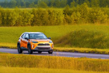 Alaşımlı tekerlekleri olan çağdaş Avrupa SUV modeli