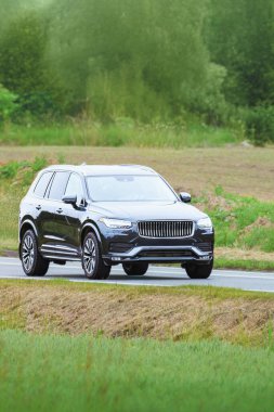 Aile içi seyahat güvenliği için tasarlanmış rahat bir SUV.