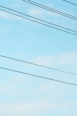 Doğal gökyüzü arkaplanındaki elektrik hatları