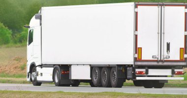 Kargo taşıyan büyük ticari bir kamyon.